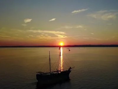 Balatoni hajózás naplementével – Balaton, Siófok (1. kép)